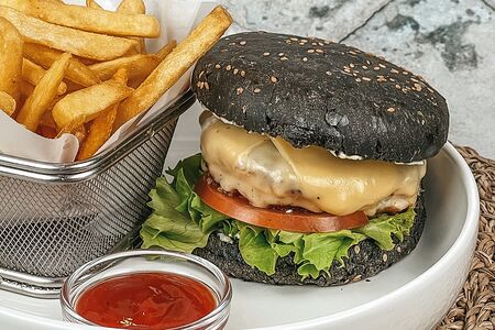 Черный бургер с куриной котлетой и фри
