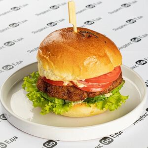 Бургер с соусом барбекю