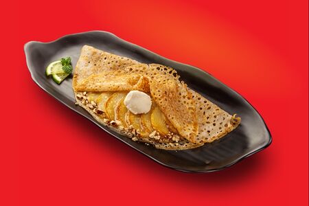 Блинчик веган с грушей и карамелью 