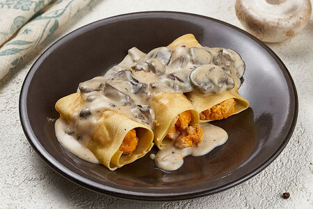 Каннеллони с курицей и грибным соусом