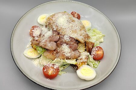 Салат Цезарь с курицей и беконом