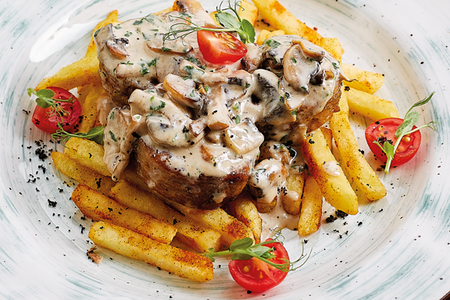 Свиные медальоны под сливочно-грибным соусом