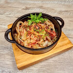 Свиные уши с карамелизованным луком и грудинкой