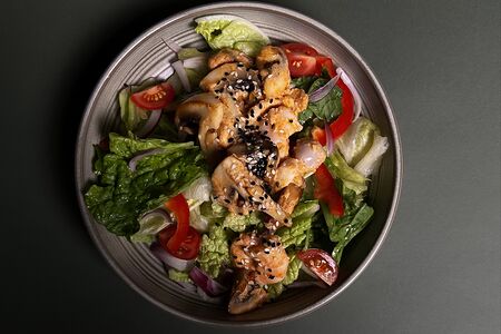 Салат с морепродуктами в соусе том ям