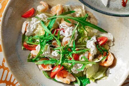 Салат со страчателлой и креветками