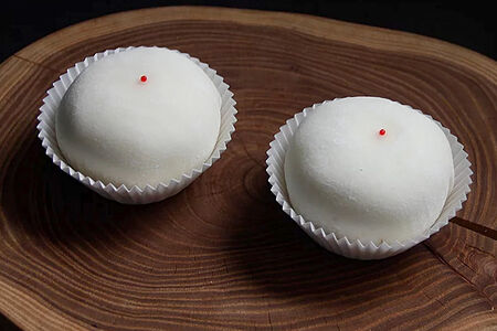 Десерт Вагаси моти с клубникой