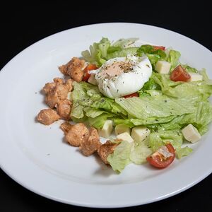 Тёплый салат с яйцом пашот