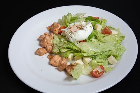 Тёплый салат с яйцом пашот