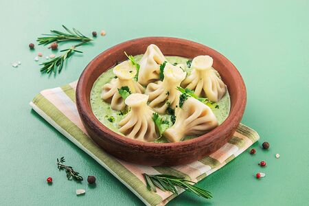 Мини-хинкали с говядиной в сливках и песто