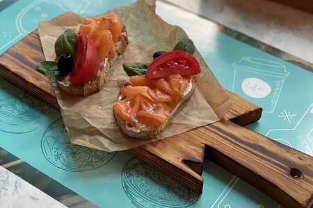 Брускетта с лососем