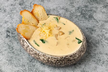 Запеченный гребешок со шпинатом и белыми грибами