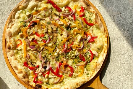 Пицца с курицей и грибами