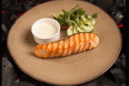 Лосось со сливочным соусом и лёгким салатом