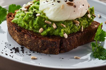 Тост зерновой с авокадо и яйцом пашот