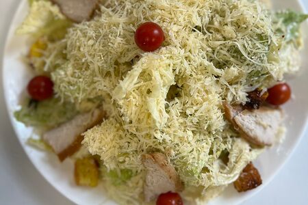 Салат Цезарь с курицей