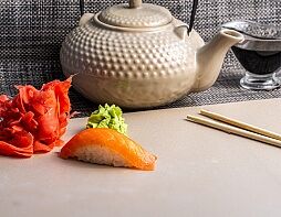 Суши с лососем