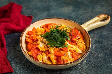 Яичница с помидорами