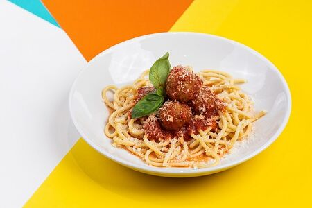 Паста с фрикадельками в томатном соусе