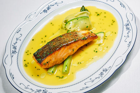 Лосось со спаржей и цукини