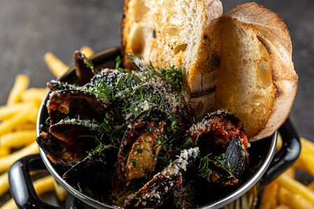 Мидии Аррабиата с пармезаном