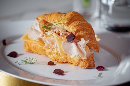 Круассан с ветчиной из индейки и сыром