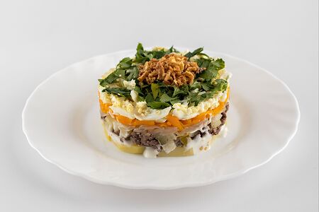 Салат с печенью и хрустящим луком