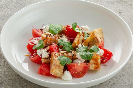 Салат со спелыми томатами, хрустящими баклажанами и сливочным сыром	