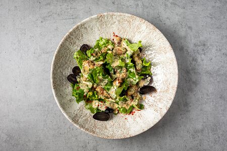 Теплый салат с куриной печенью и винoградом