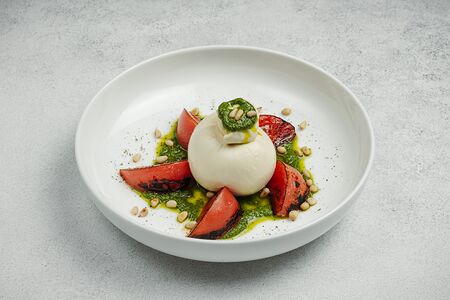 Буррата с томатами