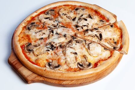 Пицца с курицей и грибами