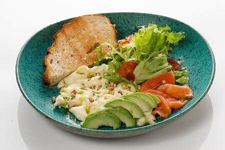 Скрэмбл с неркой и авокадо