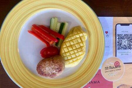 Детская куриная котлета с овощами и картофельным пюре