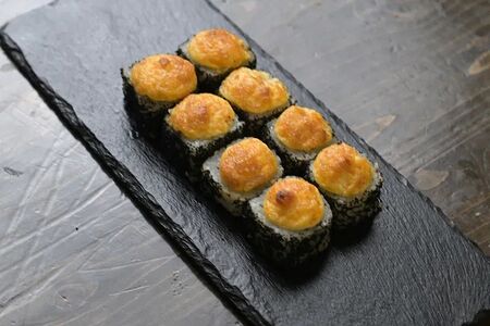 Запеченный ролл Калифорния