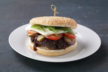 Бургер из мякоти барашка с моцареллой