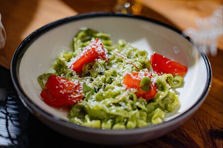 Паста песто с томатами