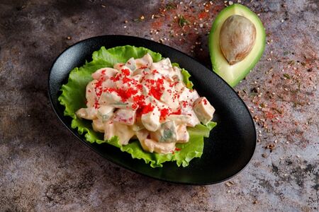 Салат с креветками и авокадо