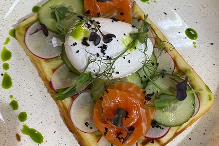 Вафля с гуакамоле, лососем и огурцом