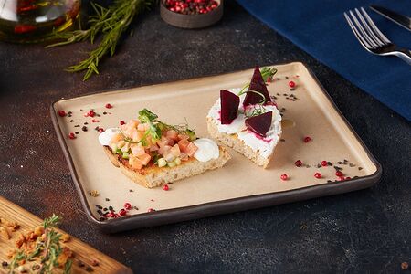 Брускетта с лососем и мягким сыром