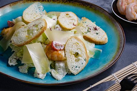 Цезарь с тигровыми креветками