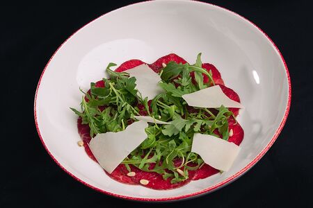 Карпаччо из говядины с руколой и пармезаном