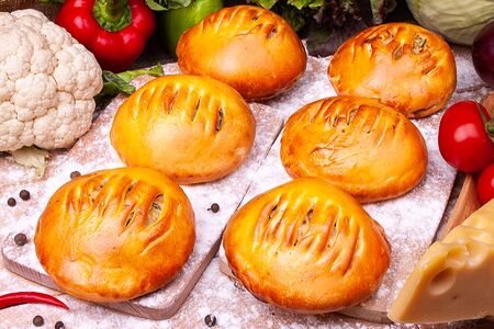 Бутерброд горячий с колбасой, капустой и сыром