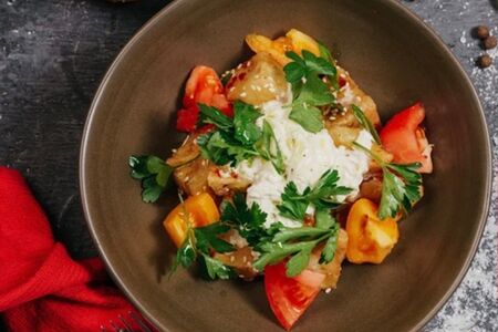 Хрустящий баклажан с томатами и страчателлой 