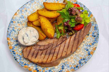 Стейк из говяжьего языка с картофелем