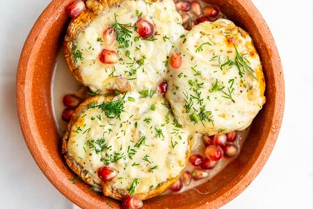 Шампиньоны, запеченные с сыром сулугуни