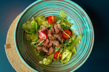 Салат с ростбифом и кунжутной заправкой