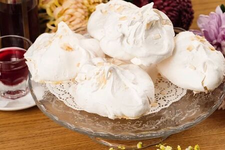 Безе с белым шоколадом и малиной 