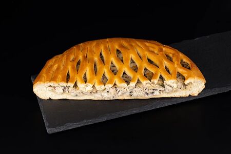 Половинка пирога с курицей и грибами