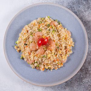 Жареный рис с креветками