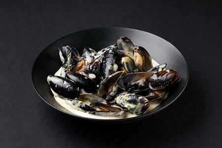 Черноморские мидии в соусе чкмерули