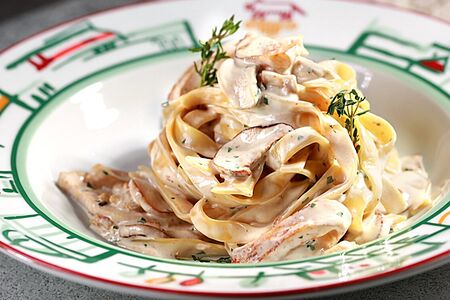 Тальятелле с куриным филе и лесными грибами